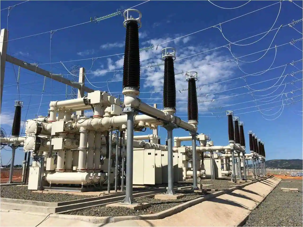 Aparamenta h&iacute;brida aislada en gas de 252 kV de Sieyuan instalada en una subestaci&oacute;n en Brasil.