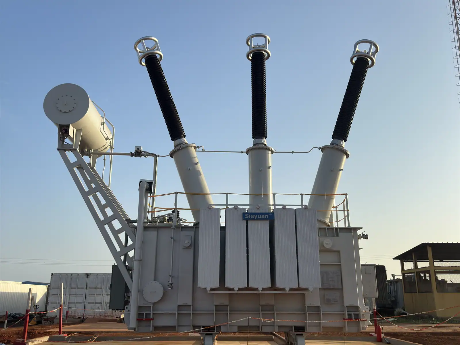 Reactancia de alta tensi&oacute;n de Sieyuan (220 kV, regulable) instalada en obra.