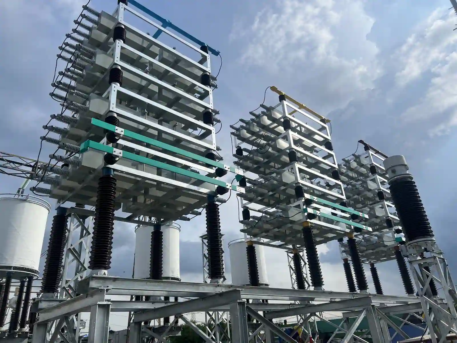 Banco de condensadores en bastidor abierto de Sieyuan instalado en obra.