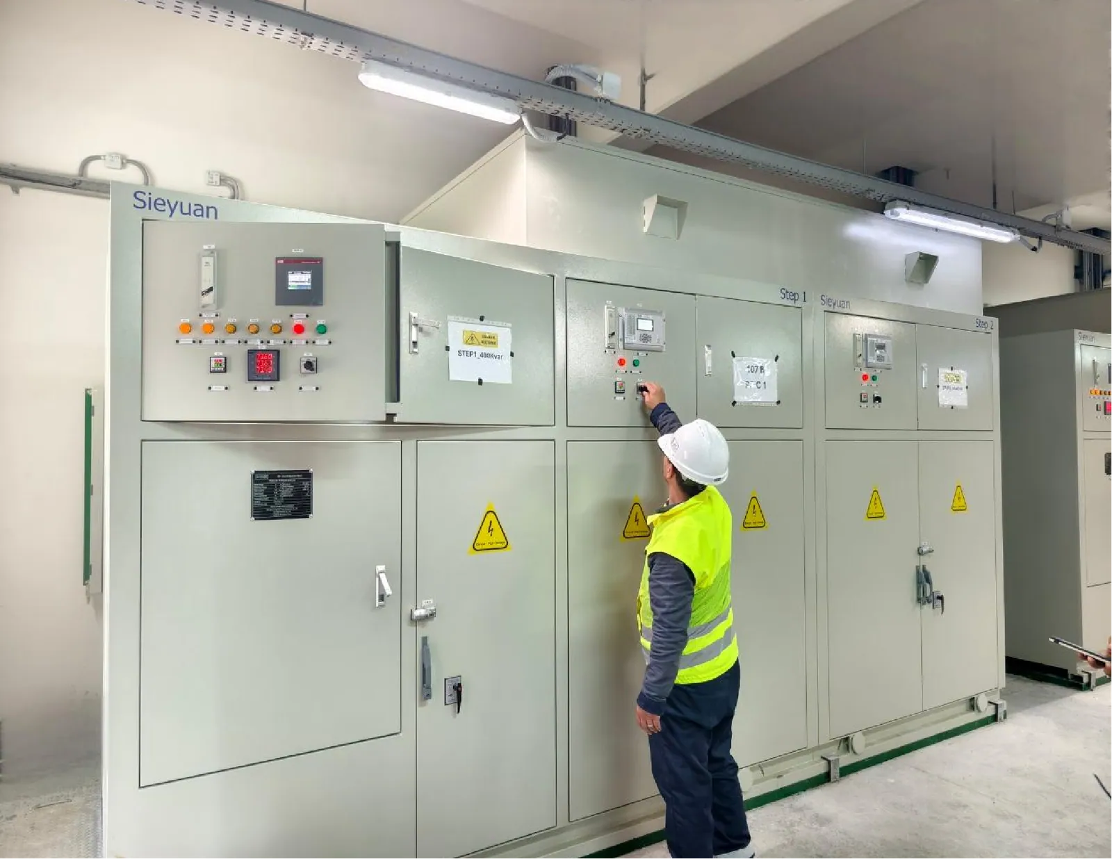 Batería de condensadores en armario de Sieyuan instalada en obra.