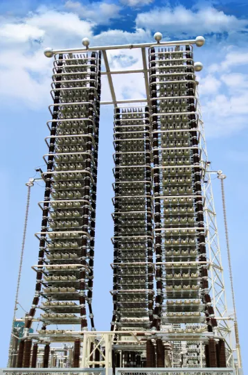Condensadores para HVDC de Sieyuan instalados en obra.