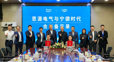 Representantes de Sieyuan Electric y CATL en la firma de su memorando de entendimiento sobre almacenamiento de energ&iacute;a