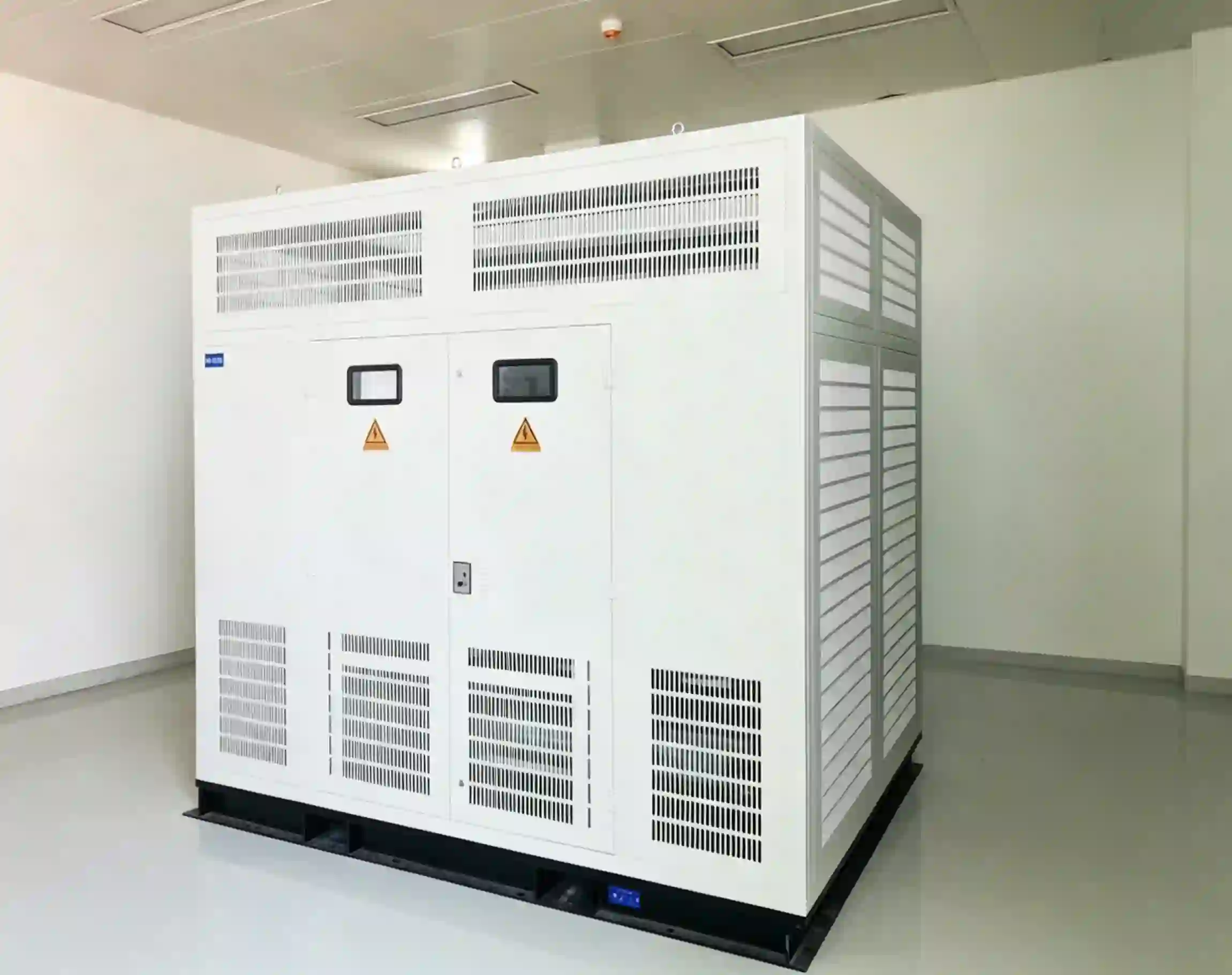 Transformador seco encapsulado en resina con envolvente IP42 y ventilaci&oacute;n forzada para un centro de datos costero tropical