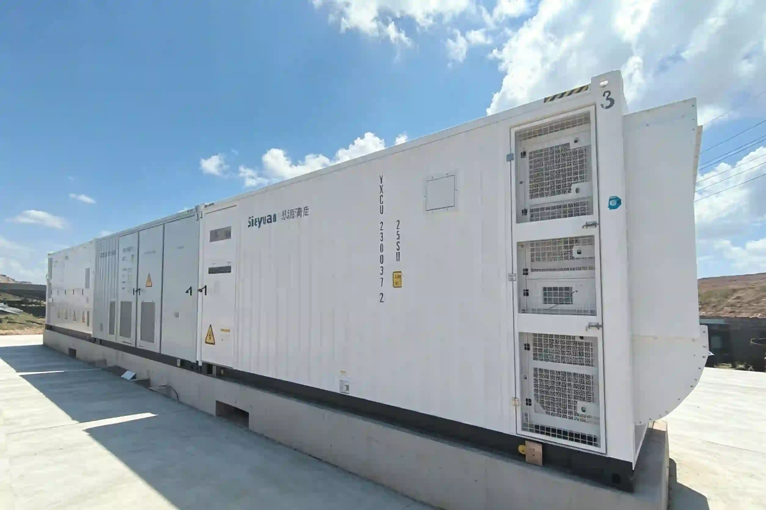 Contenedores del sistema de almacenamiento de energ&iacute;a en bater&iacute;as grid-forming de 6,68 MW/13,36 MWh en una planta metal&uacute;rgica congole&ntilde;a