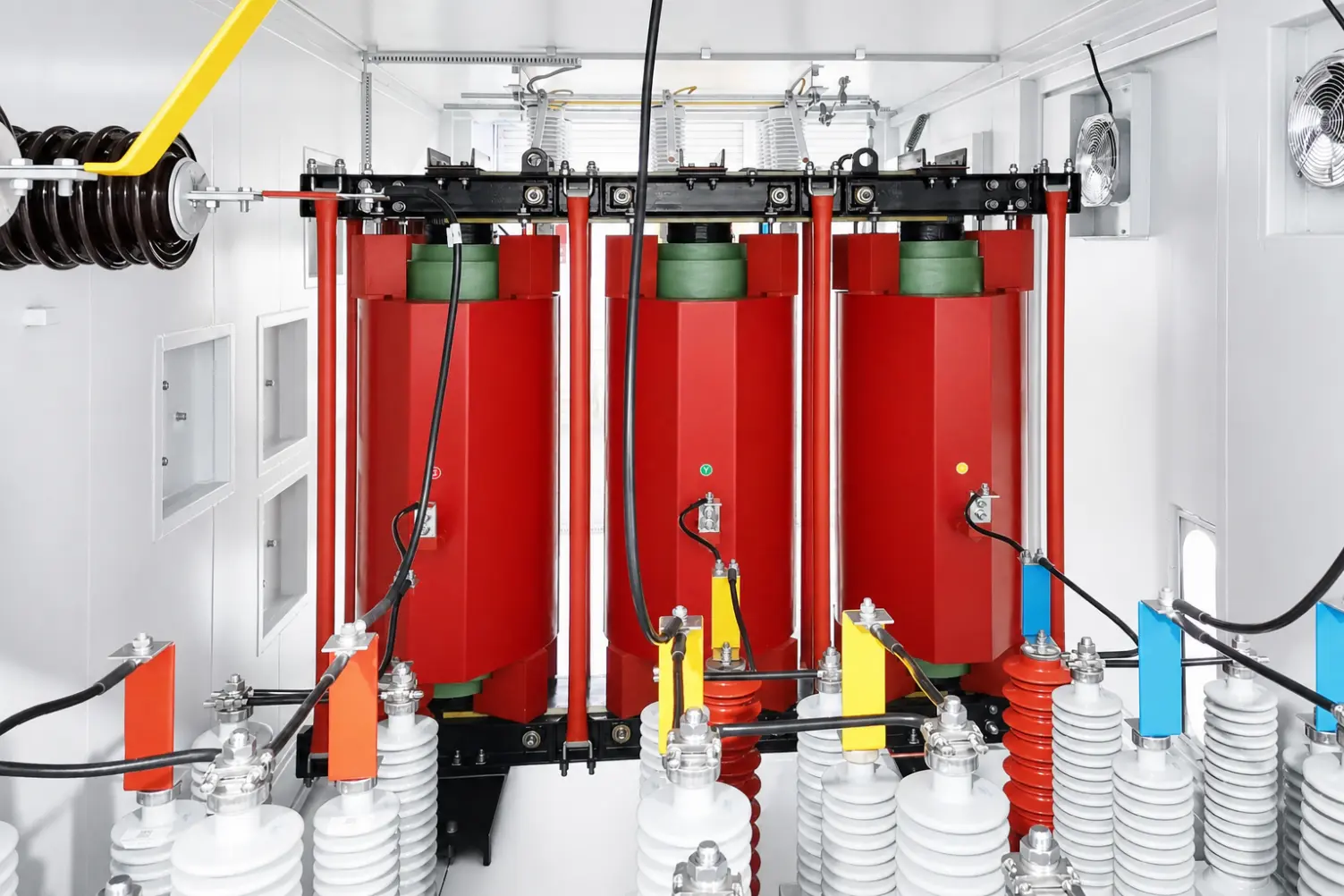 Interior de una bater&iacute;a de condensadores en contenedor de 35 kV de Sieyuan, con condensadores, reactancias y seccionadores