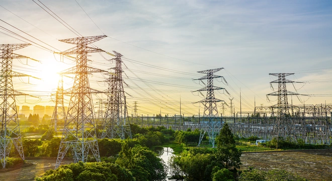 Torres de alta tensi&oacute;n y subestaci&oacute;n al amanecer