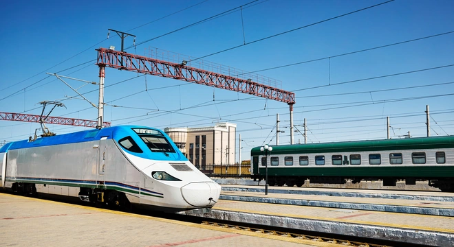 Tren el&eacute;ctrico de alta velocidad en una l&iacute;nea ferroviaria electrificada