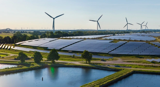 Central solar fotovoltaica con aerogeneradores junto a estanques