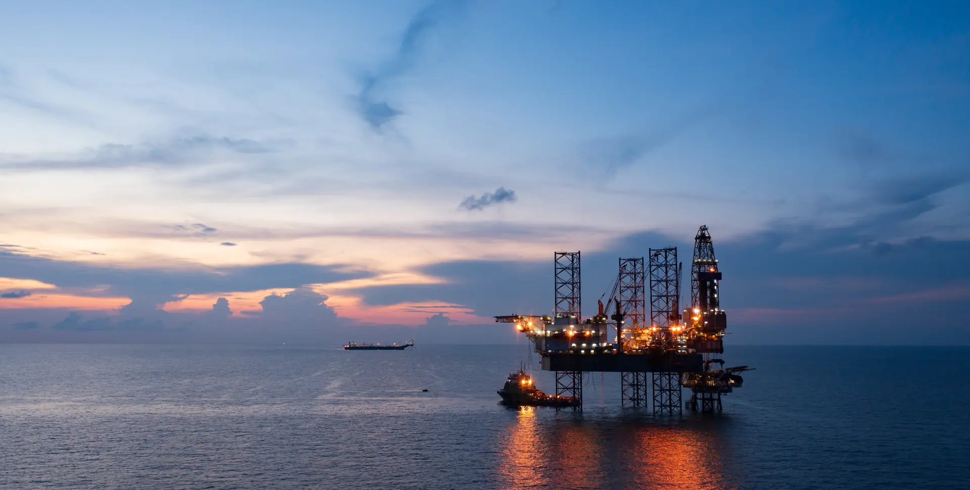 Plataforma marina de producci&oacute;n de petr&oacute;leo y gas al atardecer