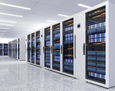 Centro de datos moderno con filas de racks de servidores blancos