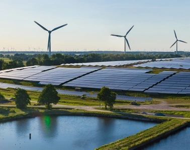 Central solar fotovoltaica con aerogeneradores junto a estanques