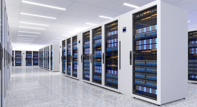 Centro de datos moderno con filas de racks de servidores blancos