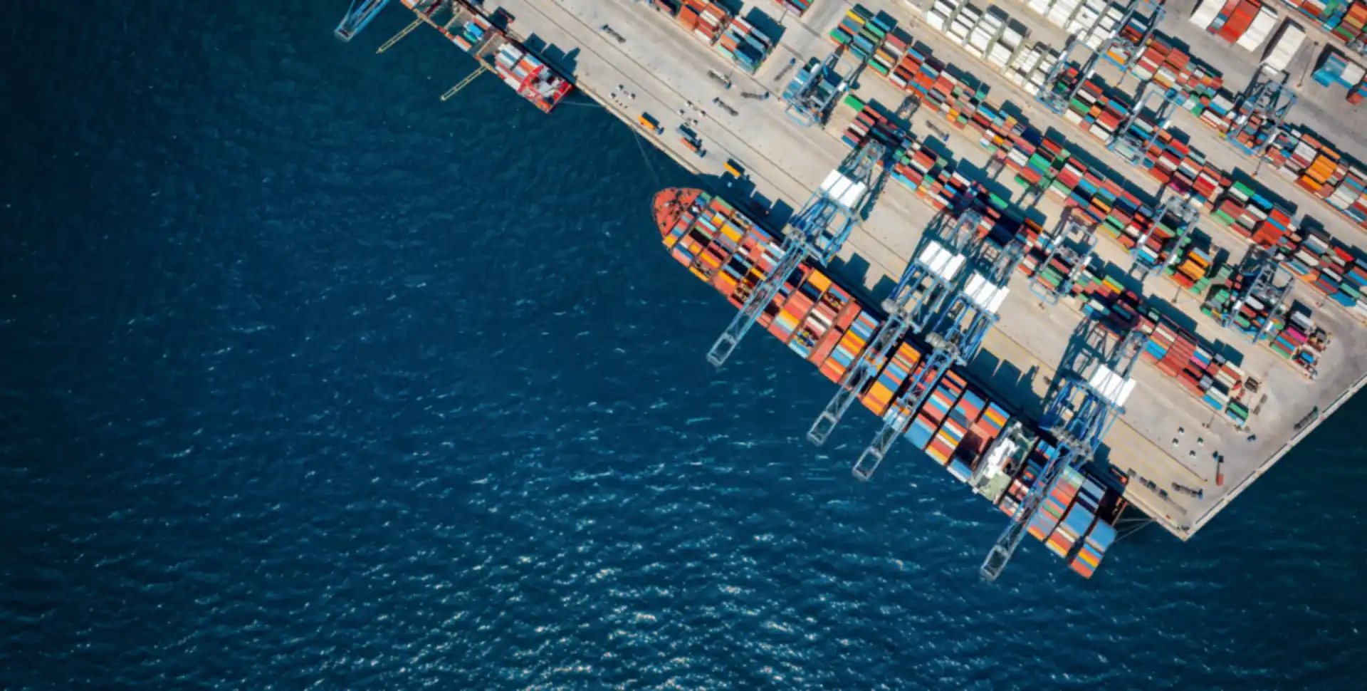 Vista a&eacute;rea de una terminal de contenedores con buques de carga atracados