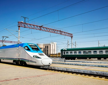 Tren el&eacute;ctrico de alta velocidad en una l&iacute;nea ferroviaria electrificada