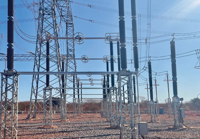 Seccionador GW23B de 550 kV y estructuras soporte de celosía en el parque de maniobra brasileño
