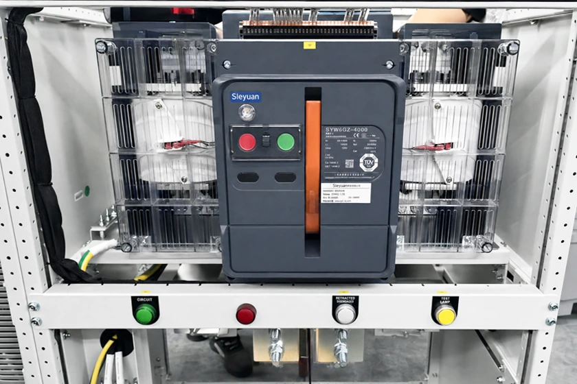 Interruptor-seccionador de CC SYW6GZ-4000 montado en un armario de conexiones de almacenamiento en bater&iacute;as