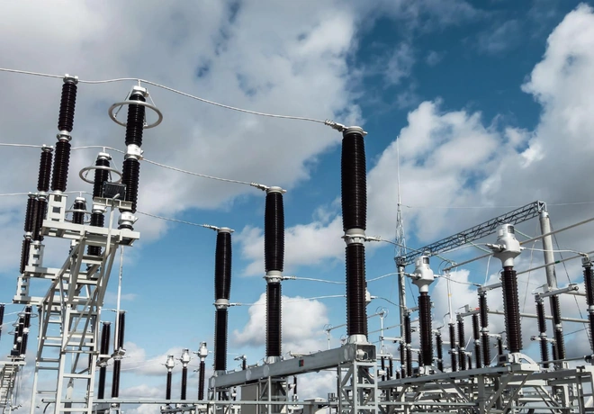 Fila de seccionadores de 220 kV y aisladores soporte bajo las líneas aéreas en la subestación de Shokparskaya