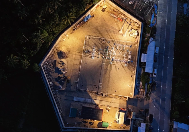 Vista a&eacute;rea nocturna del emplazamiento de la estaci&oacute;n de bater&iacute;as de condensadores de 69 kV durante la construcci&oacute;n