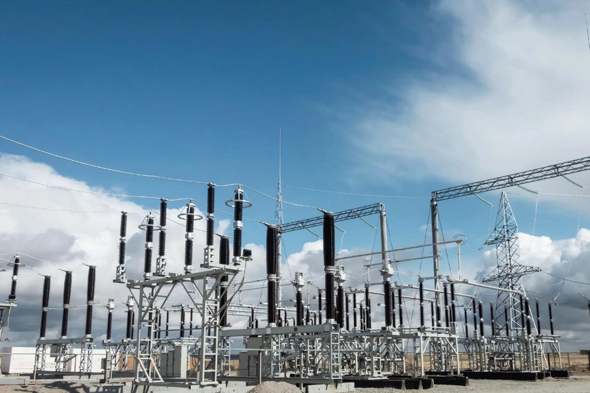Parque de maniobra aislado en aire de 220 kV con seccionadores e interruptores autom&aacute;ticos en la subestaci&oacute;n de un parque e&oacute;lico en Kazajist&aacute;n