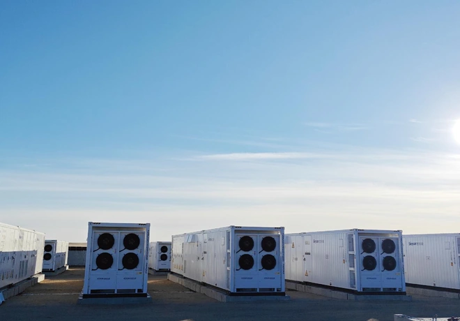 Fila de contenedores de bater&iacute;as y PCS con refrigeraci&oacute;n l&iacute;quida en el proyecto de almacenamiento de la regi&oacute;n del Gobi