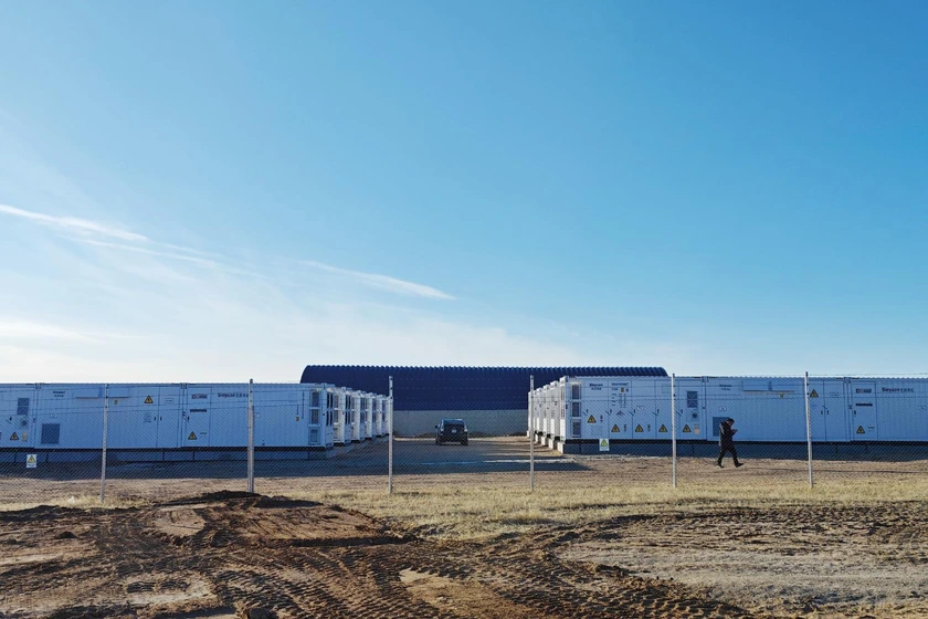 Contenedores de almacenamiento de energ&iacute;a en bater&iacute;as grid-forming en el emplazamiento de un proyecto en el sur de Mongolia