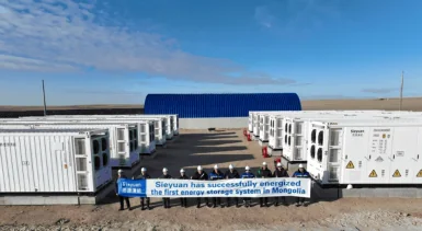 Equipo celebrando la energizaci&oacute;n del primer sistema de almacenamiento grid-forming de Mongolia