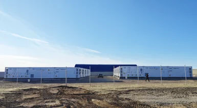 Contenedores de almacenamiento de energ&iacute;a en bater&iacute;as grid-forming en un emplazamiento renovable bajo un cielo azul