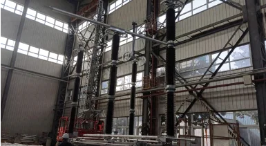 Seccionadores de 550 kV en la sala de ensayos de fábrica para el proyecto NEOM Helios (Arabia Saudí)