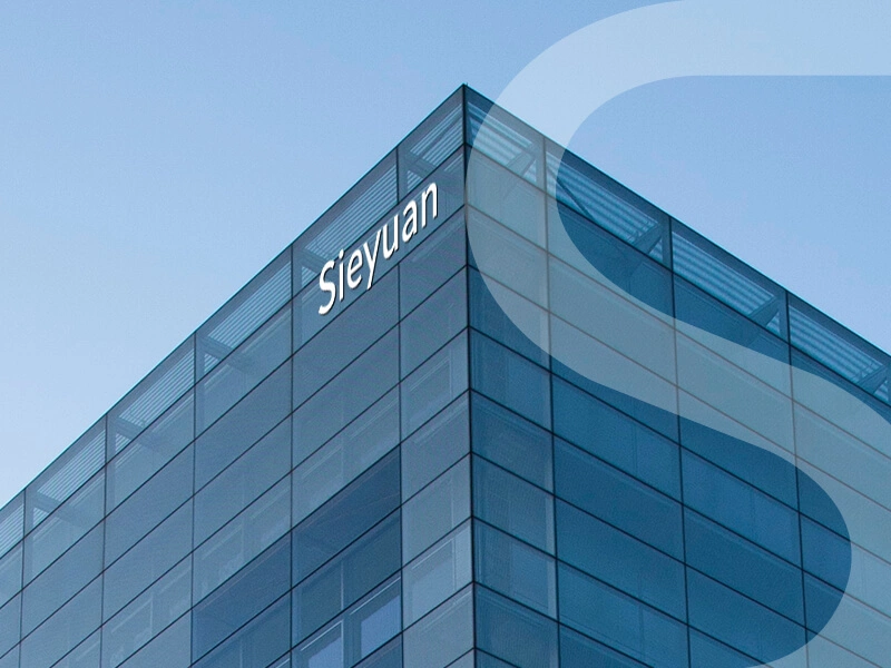 Edificio de oficinas con el logotipo de Sieyuan en lo alto