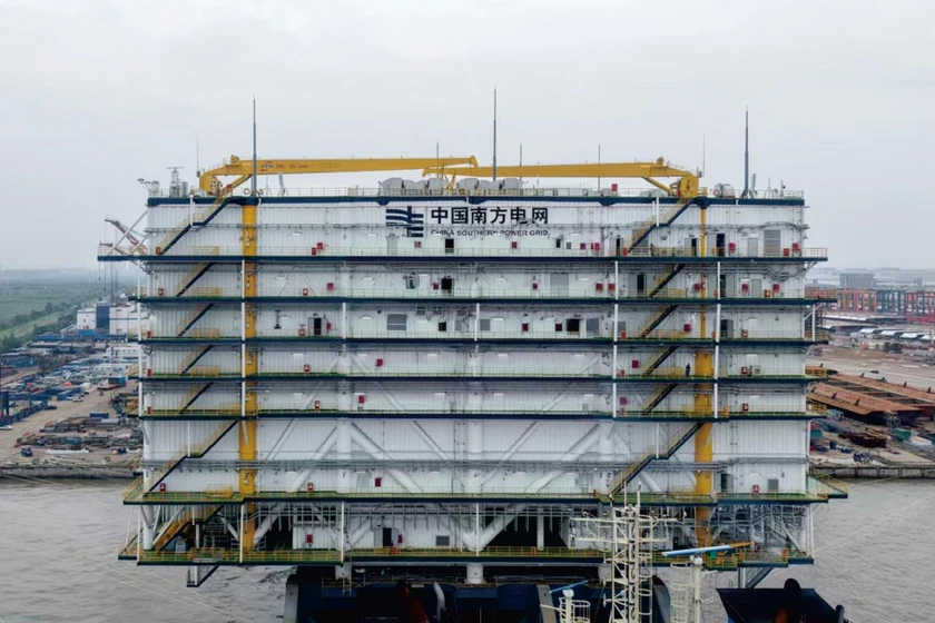 Bastidores de condensadores correctores de amplitud y fase de 66 kV instalados en una plataforma VSC-HVDC de e&oacute;lica marina