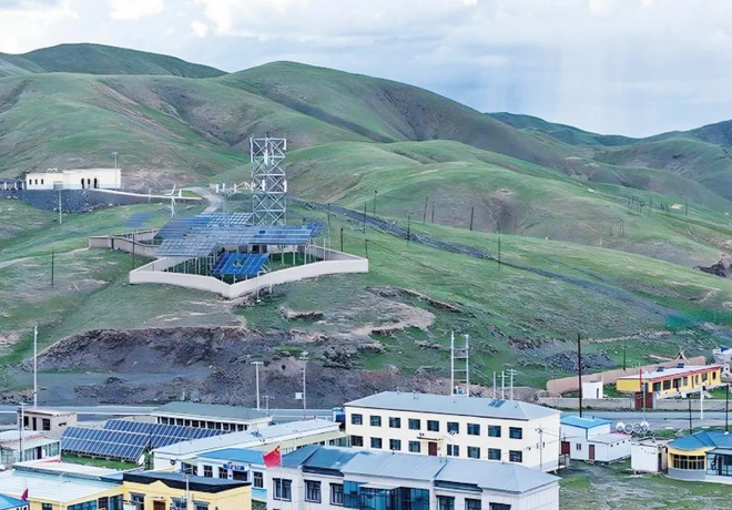 Campo solar fotovoltaico que abastece a una microrred aislada en la meseta de Qinghai