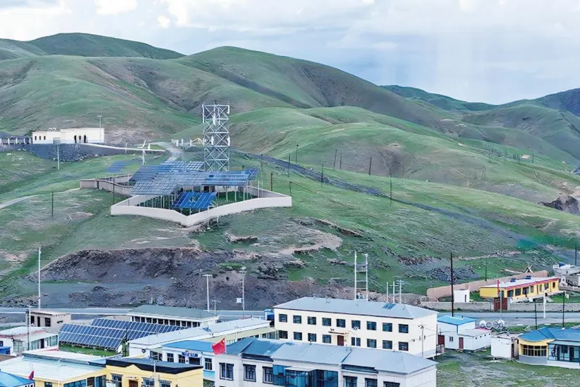 Campo solar fotovoltaico y sistema de almacenamiento en bater&iacute;as que abastecen a un municipio remoto de la meseta de Qinghai