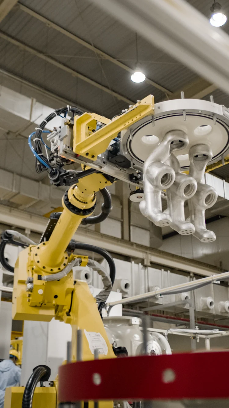 Brazo rob&oacute;tico en la f&aacute;brica de GIS de Sieyuan Electric