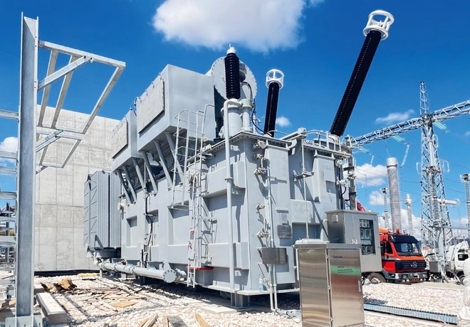 Vista lateral del transformador de 400 kV con armario de control y p&oacute;rticos de la subestaci&oacute;n en Grecia
