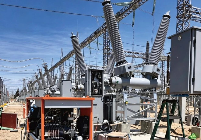 Interruptores autom&aacute;ticos de tanque muerto de 245 kV con armarios de control local en la subestaci&oacute;n Herradura (M&eacute;xico)