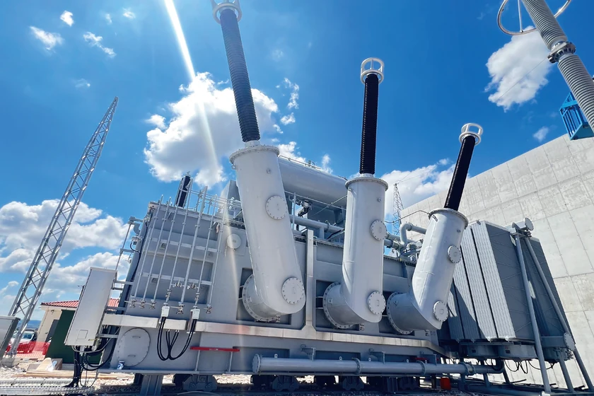 Transformador de potencia de devanado partido de 400 kV con pasatapas de alta tensi&oacute;n en el emplazamiento de almacenamiento griego