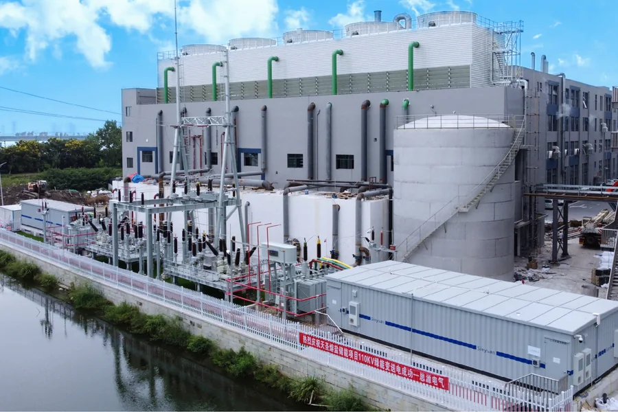 Módulo E-House instalado junto a una subestación exterior en una gran planta industrial
