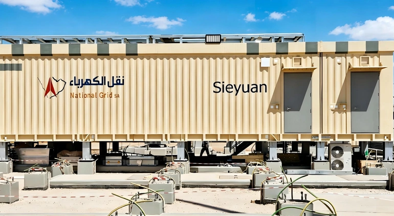 Módulos E-House de Sieyuan para National Grid SA elevados sobre soportes de acero en una subestación en el desierto