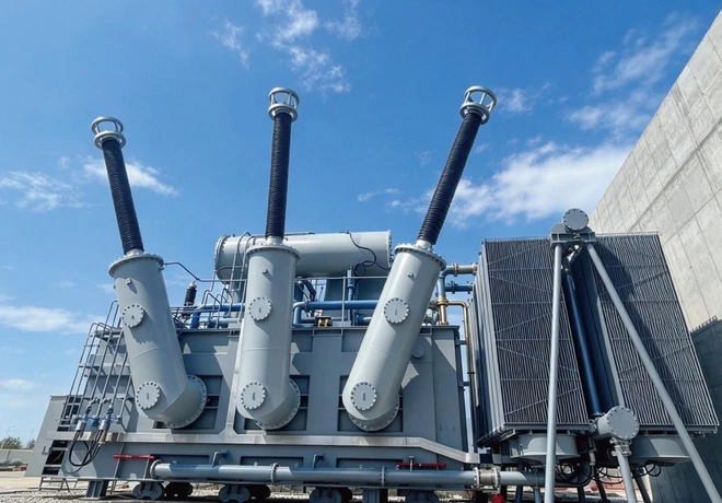 Tres pasatapas de 400 kV y bater&iacute;a de radiadores del transformador elevador de devanado partido